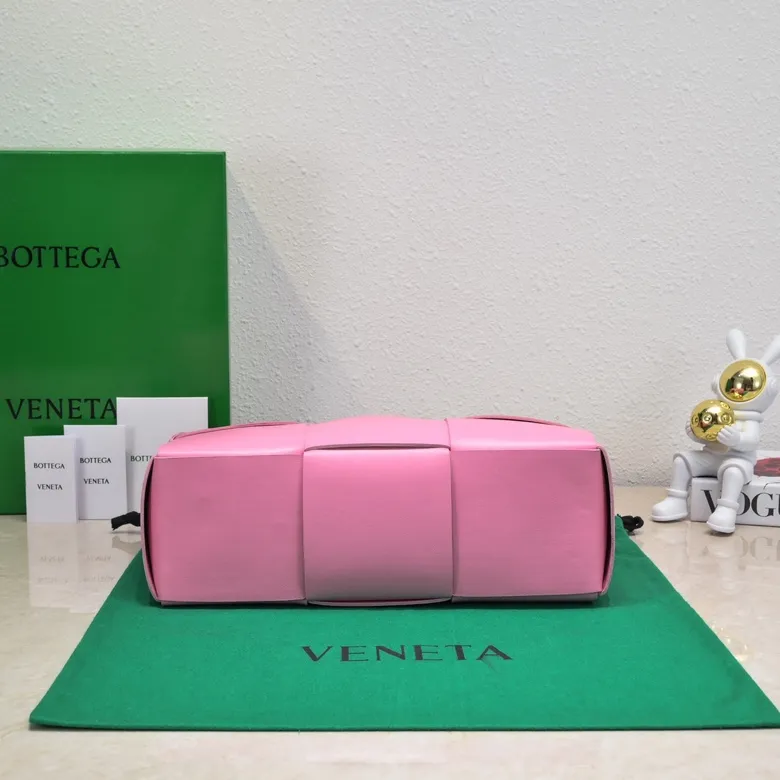 Batch 1760 medium arco, BottegaVeneta# official website latest sheepskin with inner sheepskin SLIP tote handbag, and the logo has been changed to the side panel😍The oversized woven design really makes it a huge gap from ordinary tote bags🔗🔗Different color combinations inside and outside ⛓Daniel Lee leads the brand's DNA to continue to evolve with fresh inspiration🧬🧬showing a balanced style of luxury and reality👉: 30*20*12 Model: 9893#